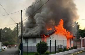 La brigade territoriale de la gendarmerie du Carbet incendiée